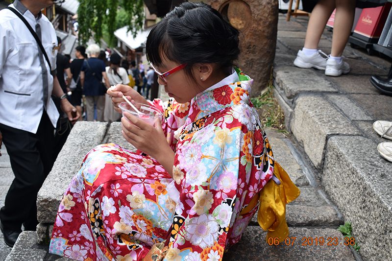 Enjoy Japanese ice cream on the street